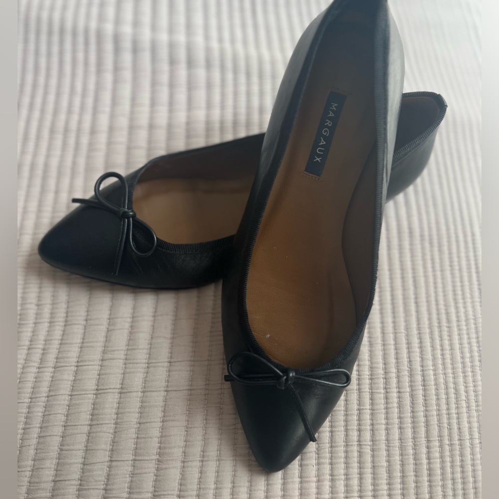 EUC Margaux point leather flats!